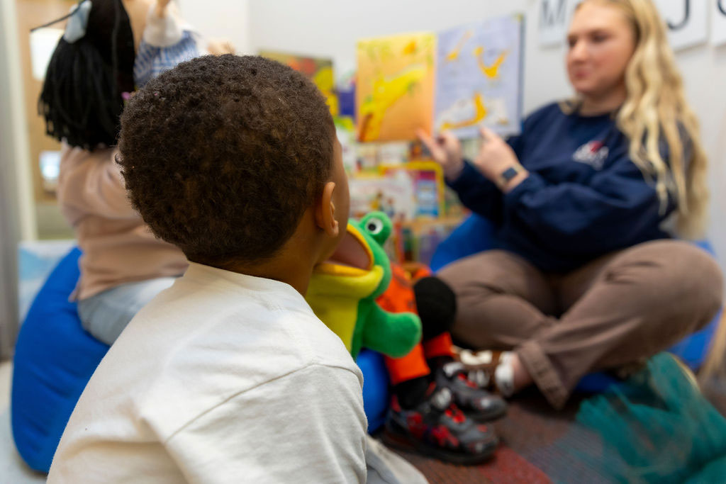 e3school teacher reading children 1024